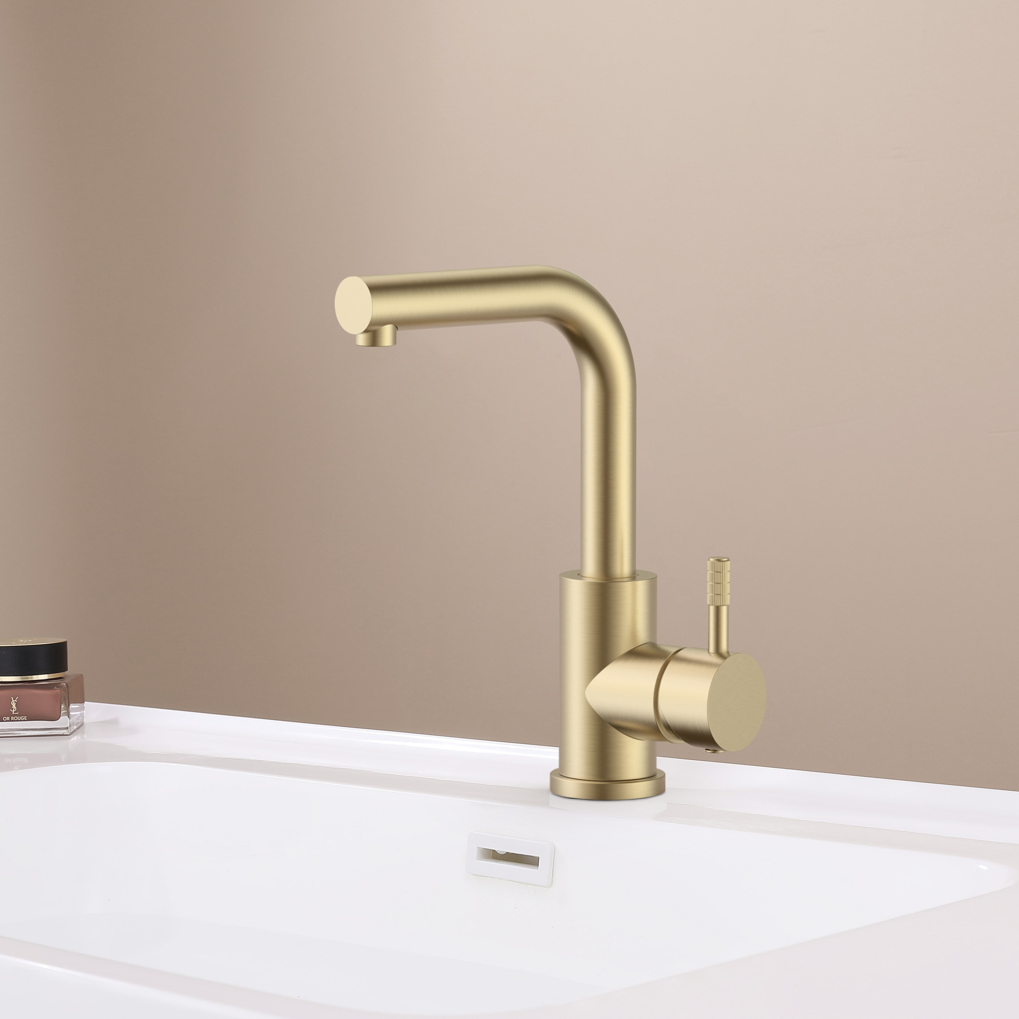 STRIA MITIGEUR LAVABO/ÉVIER – BEC DROIT – MOBILE – DÉMARRAGE À FROID – POIGNÉE AVEC STRUCTURE STRIÉE RAFFINÉE – SANS BONDE – OR BROSSÉ (PVD)